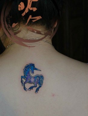 点击大图看下一张：背部蓝色独角兽纹身