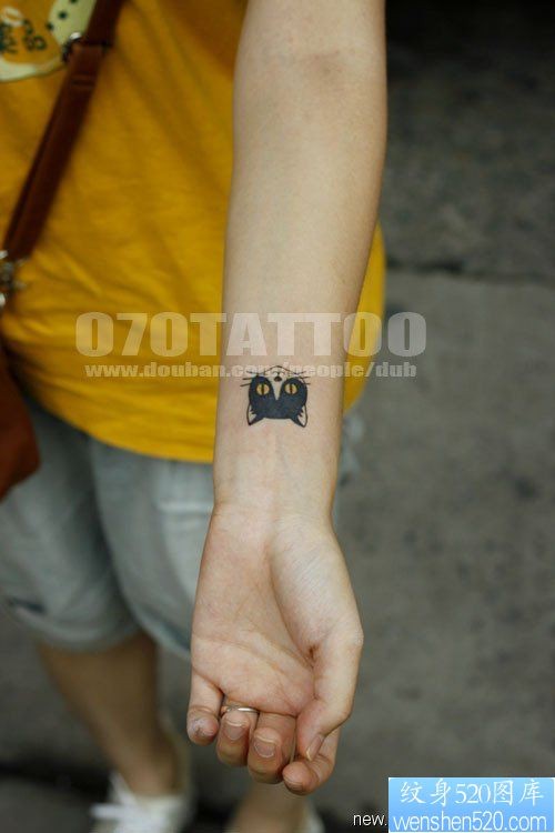 点击大图看下一张：手腕上一幅精致黑猫咪纹身图片