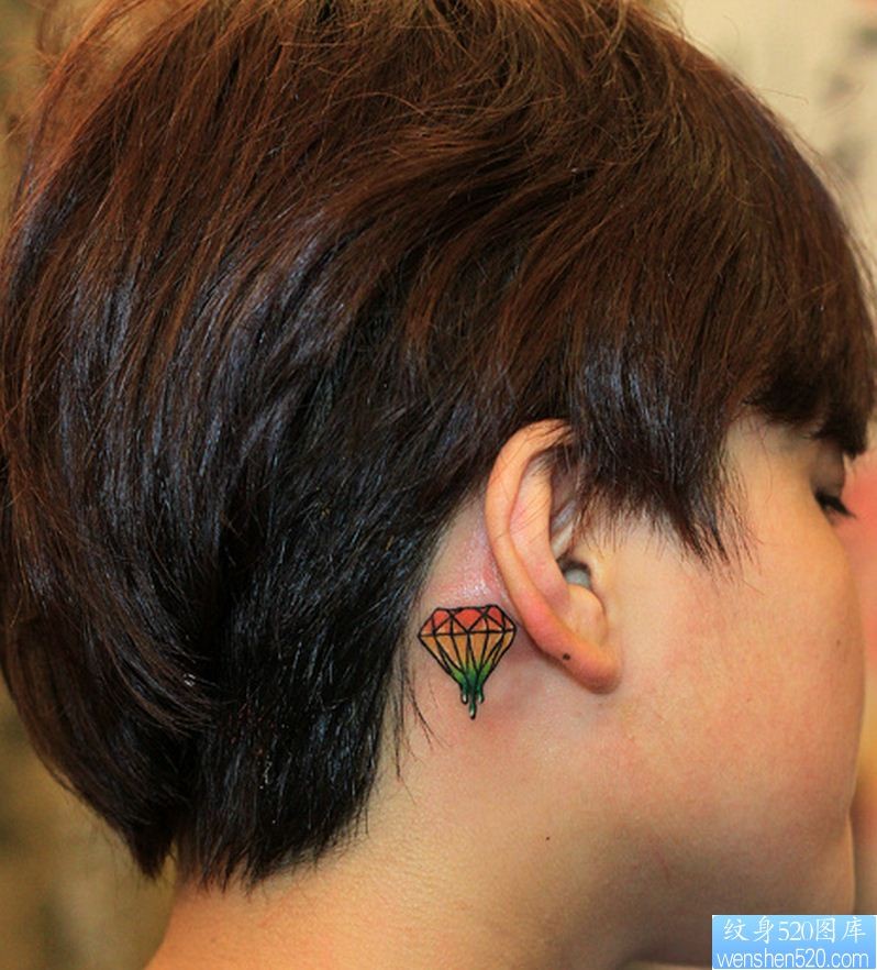 点击大图看下一张：一幅耳后钻石纹身图片由纹身520图库推荐