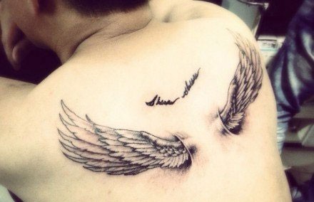 点击大图看下一张：背部漂亮的天使翅膀纹身