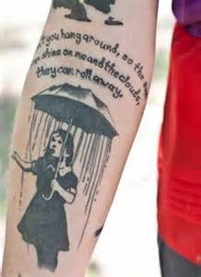 点击大图看下一张：手臂上的女孩打伞纹身图案