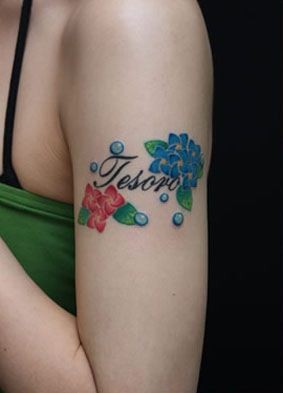 点击大图看下一张：手臂彩色花朵水珠英文纹身图案