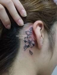 女孩耳朵后小清新花朵纹身