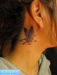 女孩脖子上的蝴蝶纹身