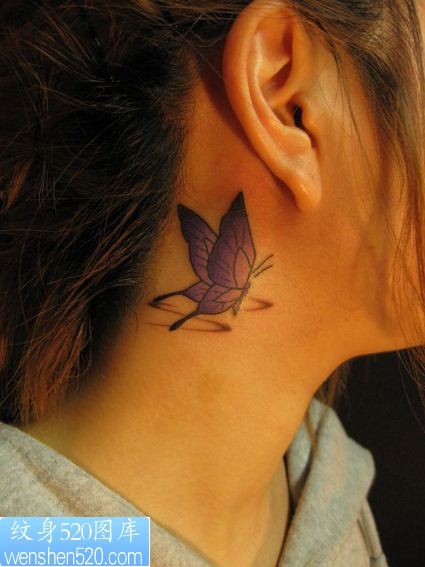 点击大图看下一张：女孩脖子上的蝴蝶纹身