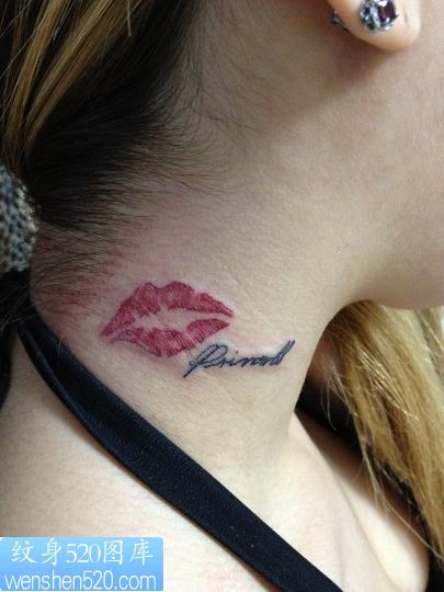 点击大图看下一张：美女脖颈红色唇印字母纹身