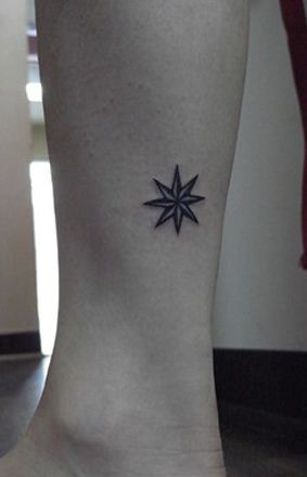 点击大图看下一张:小腿星形图腾纹身