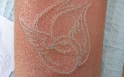 点击大图看下一张：一组特殊性纹身：唯美的鸽子血纹身图案图4