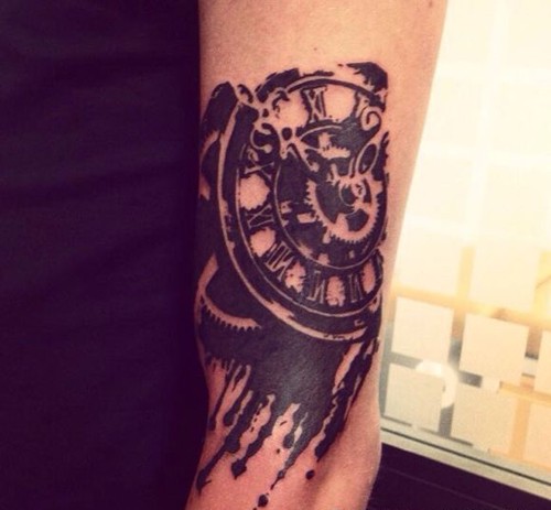 点击大图看下一张:3d视觉时钟纹身图6