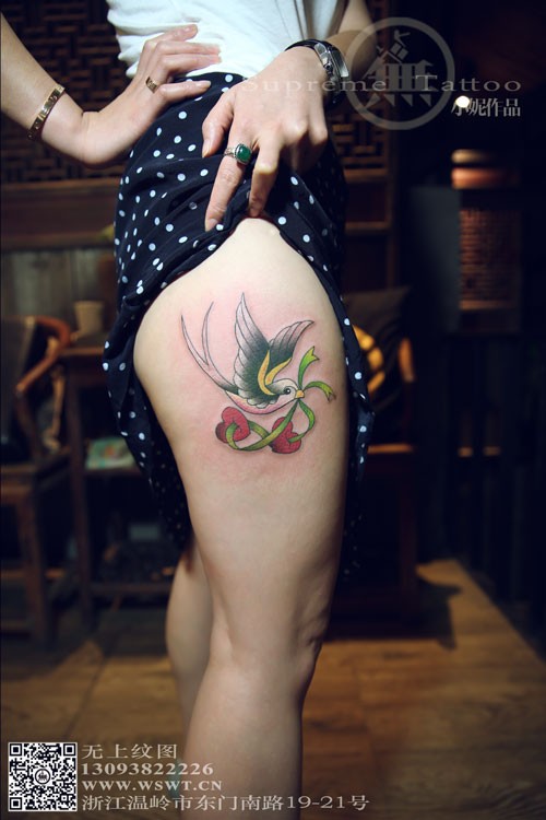 点击大图看下一张：欧美彩色小燕子纹身