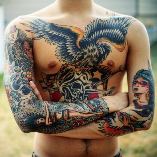 点击大图看下一张：男性胸前个性的翅膀纹身