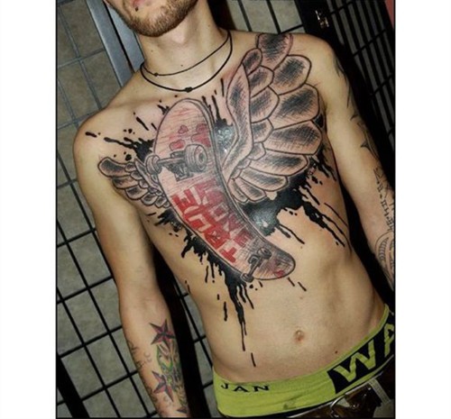 点击大图看下一张：男性胸前个性的翅膀纹身图2