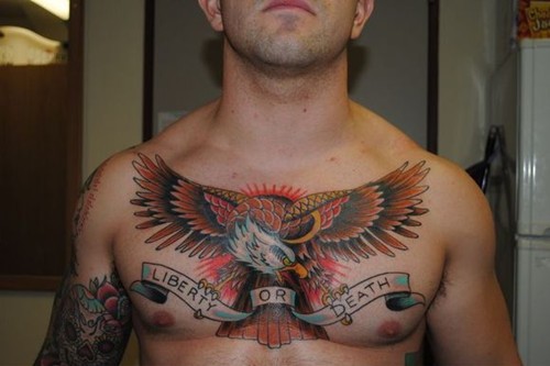 点击大图看下一张：男性胸前个性的翅膀纹身图7