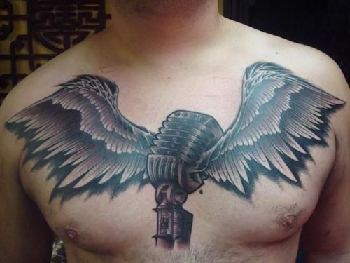 点击大图看下一张：男性胸前个性的翅膀纹身图6