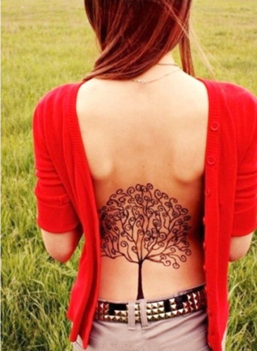 点击大图看下一张：女生后背好看的图案纹身
