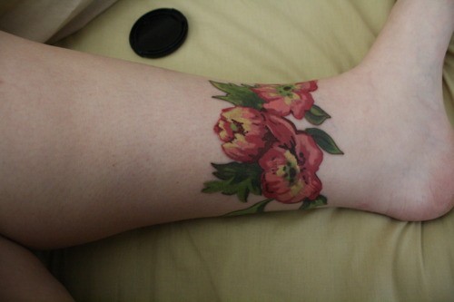 点击大图看下一张：脚部好看的花朵纹身图4