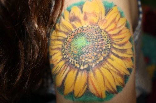 点击大图看下一张：肩部漂亮的花朵纹身