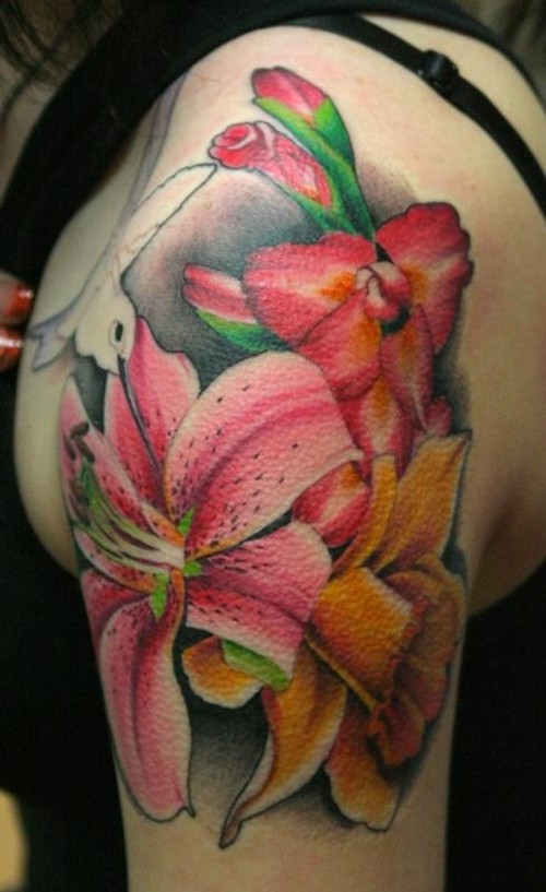 点击大图看下一张：肩部漂亮的花朵纹身图5