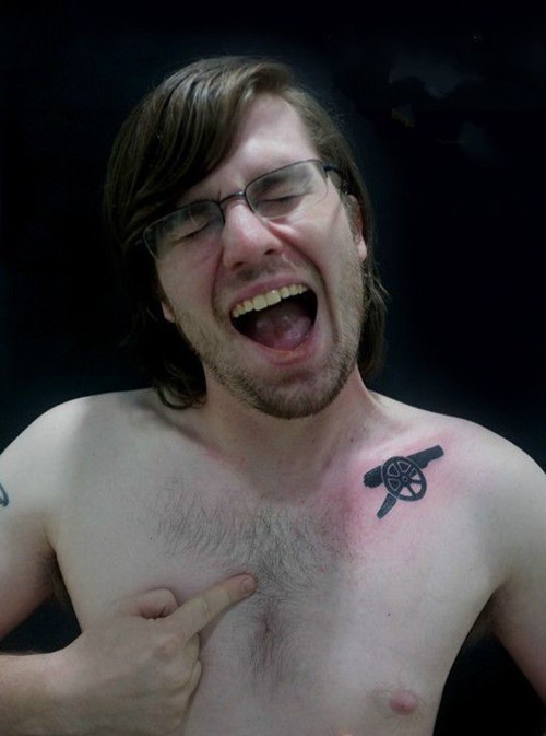 点击大图看下一张：锁骨周围时尚个性的纹身图2