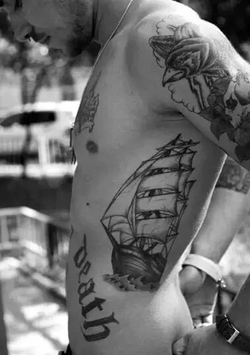 点击大图看下一张：腰腹部帆船纹身
