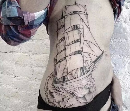 点击大图看下一张：腰腹部帆船纹身图5