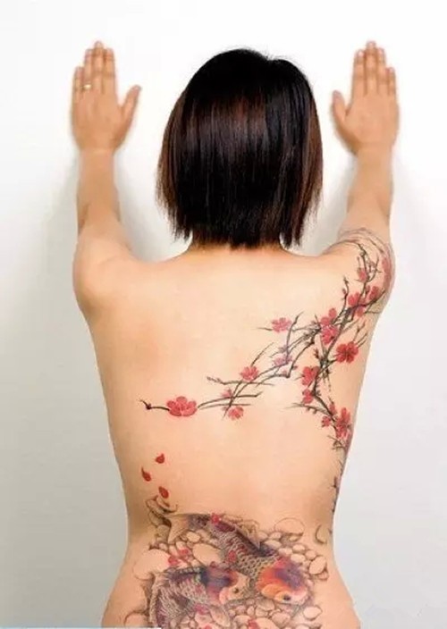点击大图看下一张：女生清新背部桃花纹身图2