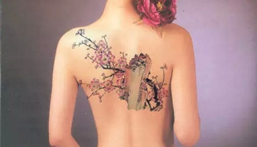 点击大图看下一张：女生清新背部桃花纹身图7