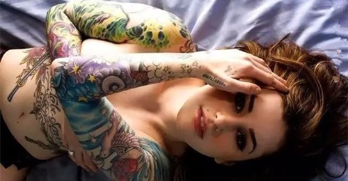 点击大图看下一张：性感的纹身女郎