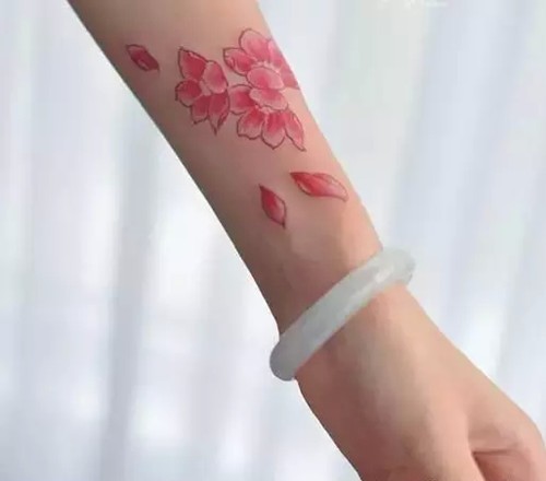 点击大图看下一张：浪漫唯美的樱花纹身