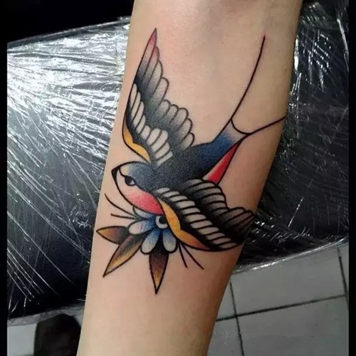 点击大图看下一张：漂亮可爱的燕子纹身
