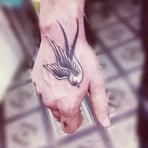 点击大图看下一张：漂亮可爱的燕子纹身图2