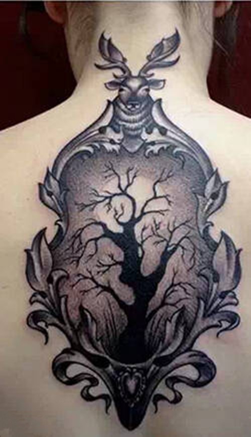 点击大图看下一张：象征希望的背部生命之树纹身