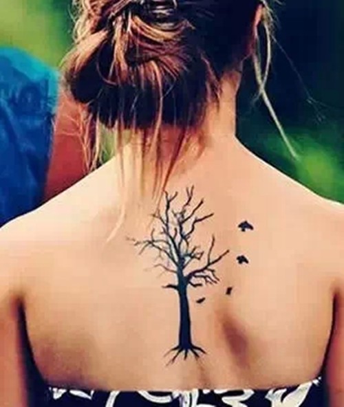 点击大图看下一张：象征希望的背部生命之树纹身图5