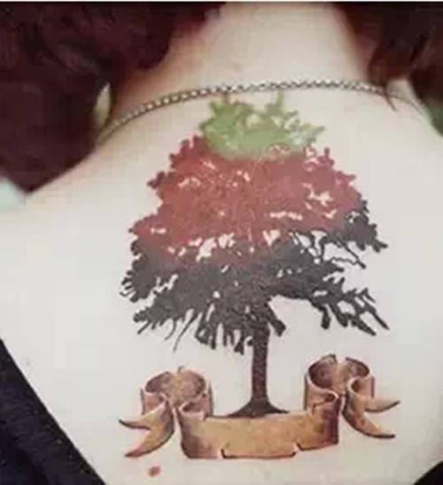 点击大图看下一张：象征希望的背部生命之树纹身图7