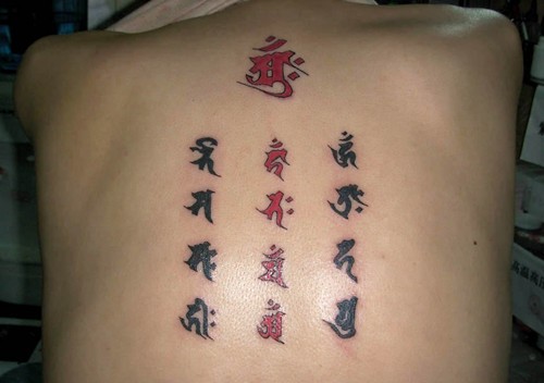 点击大图看下一张：腰背部经典梵文纹身