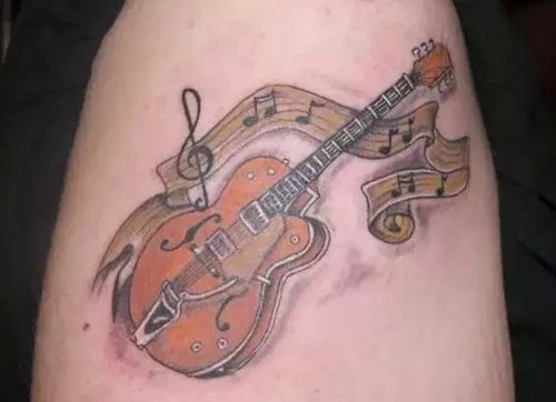 点击大图看下一张：音乐爱好者最爱的乐器纹身