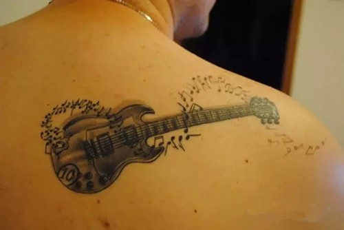 点击大图看下一张：音乐爱好者最爱的乐器纹身图7