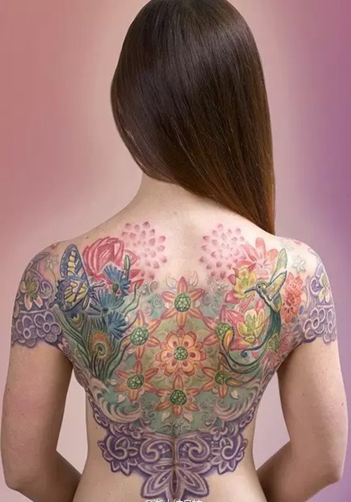 点击大图看下一张：美女个性后背纹身图6