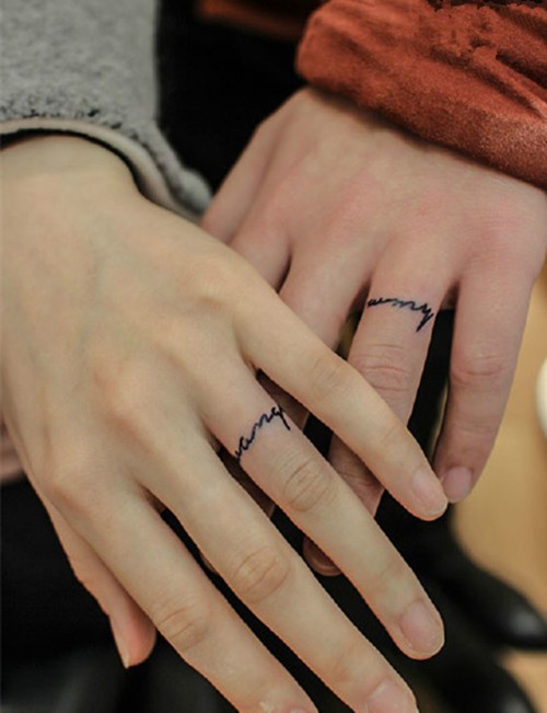 点击大图看下一张：执手一生的美好誓言  情侣手指纹身图2