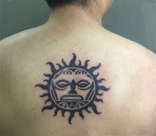 点击大图看下一张：潮男的个性太阳纹身图案