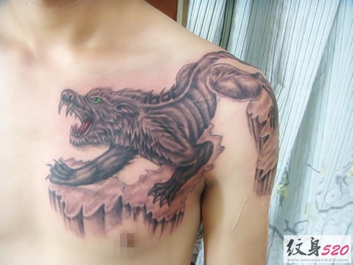 点击大图看下一张：男性胸部霸气狼头纹身图片图4