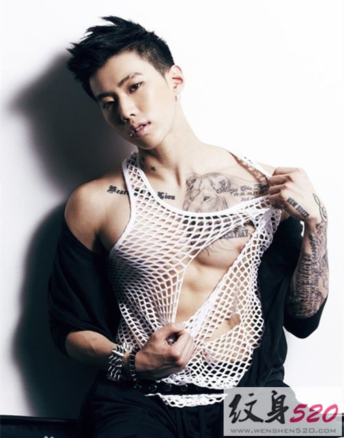 点击大图看下一张：偶像歌手朴宰范的帅气纹身秀