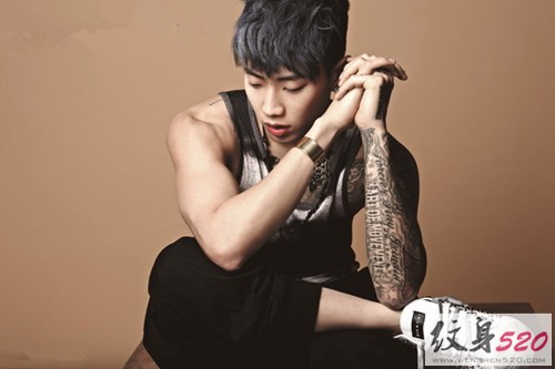 点击大图看下一张：偶像歌手朴宰范的帅气纹身秀图5
