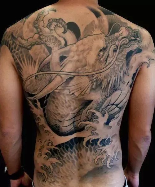 点击大图看下一张：惊艳的男性满背纹身图4