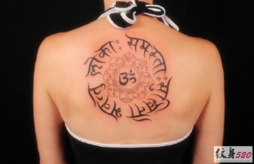 点击大图看下一张：背部简单梵文纹身图案
