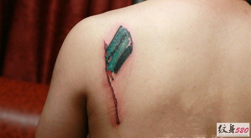 点击大图看下一张：肩部滴血刀片纹身图案图5