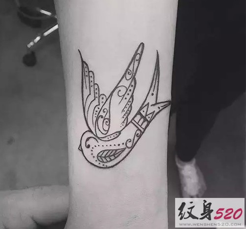 点击大图看下一张：可爱的黑白燕子纹身图案大全图9
