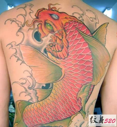 点击大图看下一张：背部多彩鲤鱼纹身图片图2