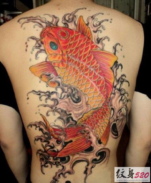 点击大图看下一张：背部多彩鲤鱼纹身图片图4