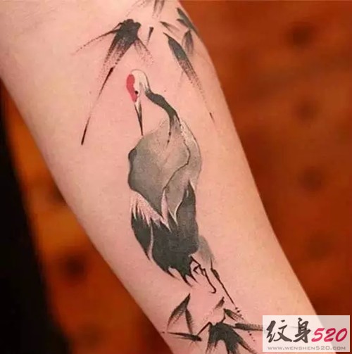 点击大图看下一张：水墨风丹顶鹤纹身图案图2